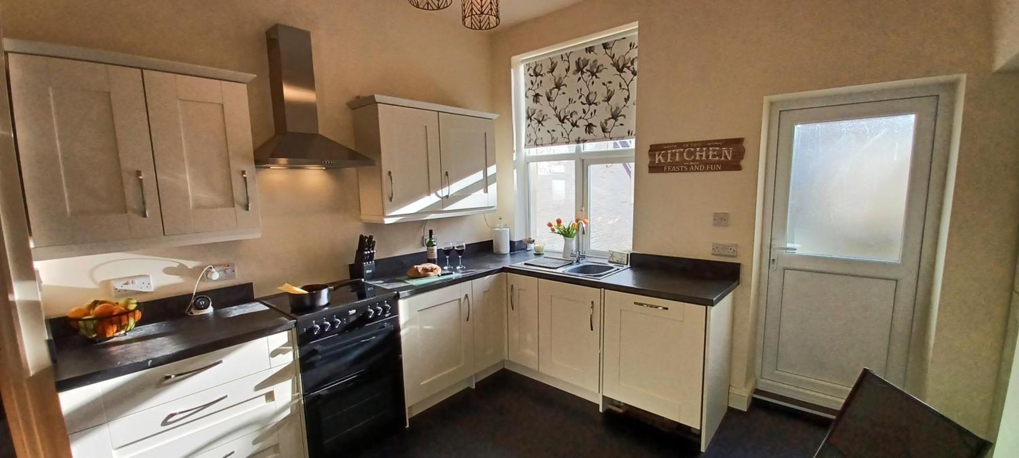West Cliff Townhouse With Parking Whitby