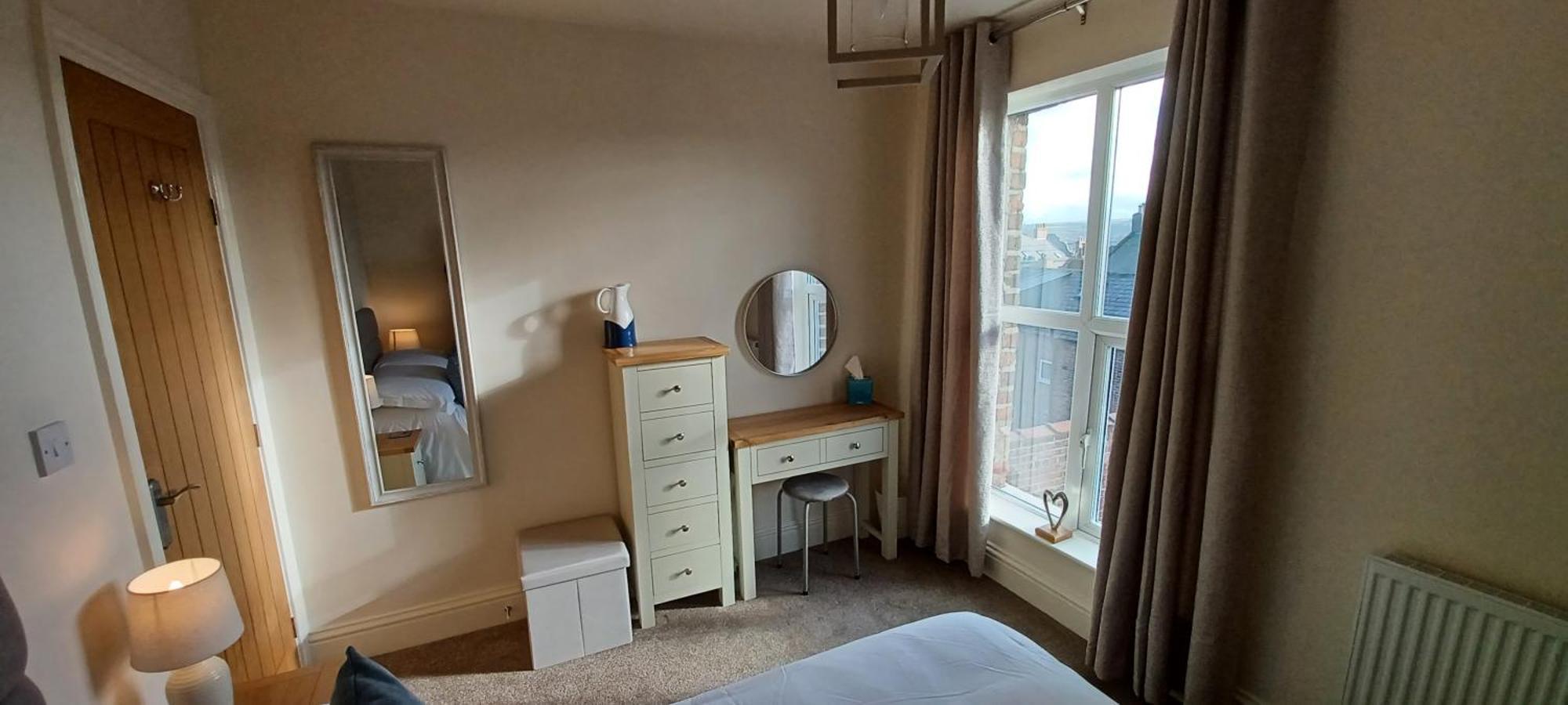 West Cliff Townhouse With Parking Whitby